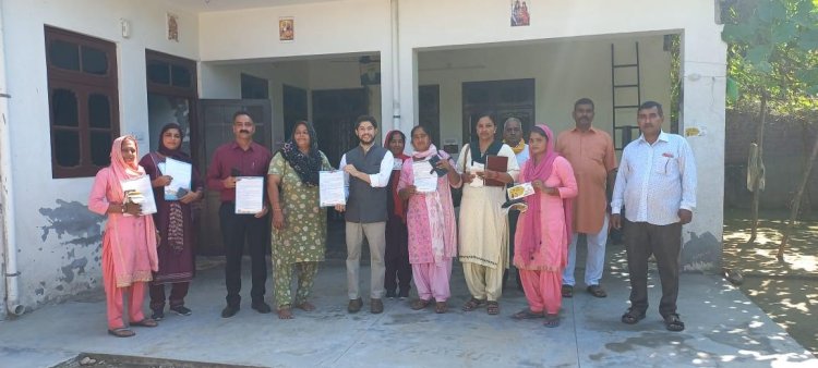 एसडीएम ने हर घर दस्तक मुहिम के तहत लोगों को किया जागरूक