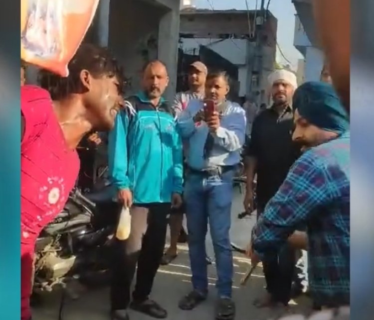 पंजाबः लेडिज सूट पहन बच्ची को किडनैप करने की कोशिश, लोगों ने काबू कर की पिटाई, देखें वीडियो