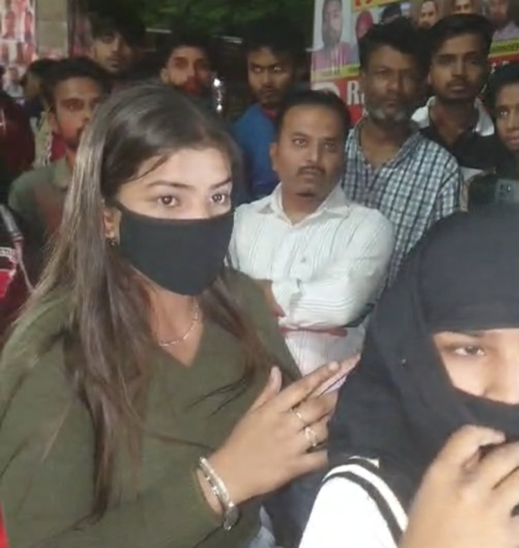 जालंधर: सरेआम मनचलों ने की जबरन लड़कियों को कार में बैठाने की कोशिश, हुआ हंगामा, देखें वीडियो