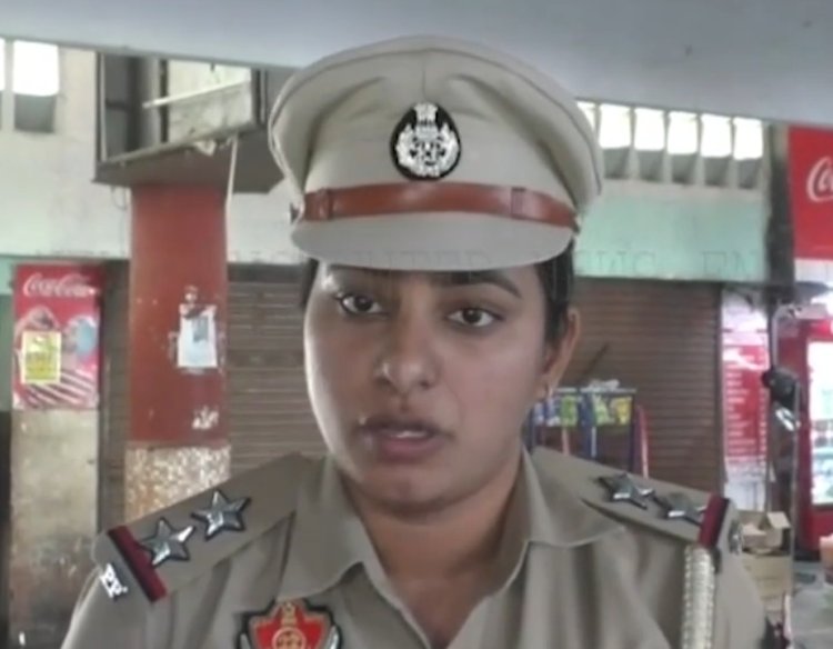 पंजाबः बस स्टैंड पर पुलिस कर्मी पर बदमाशों ने किया हमला, तोड़ा कार का शीशा, देखें वीडियो
