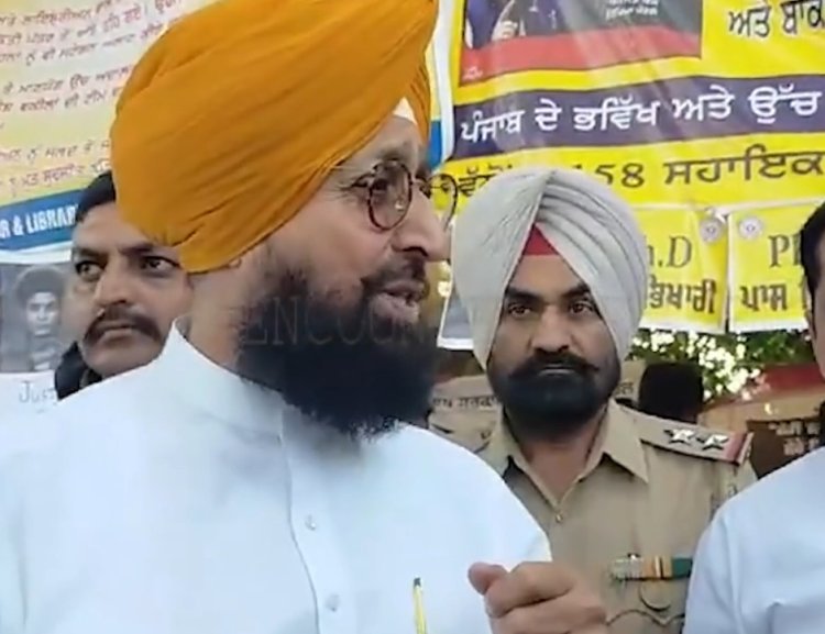 ਪੰਜਾਬ : ETT 5994 ਦੇ ਪੱਕੇ ਮੋਰਚੇ ’ਚ ਪੁੱਜੇ ਪ੍ਰਤਾਪ ਬਾਜਵਾ ਤੇ ਬਿਕਰਮ ਮਜੀਠੀਆ, ਦੇਖੋ ਵੀਡਿਓ