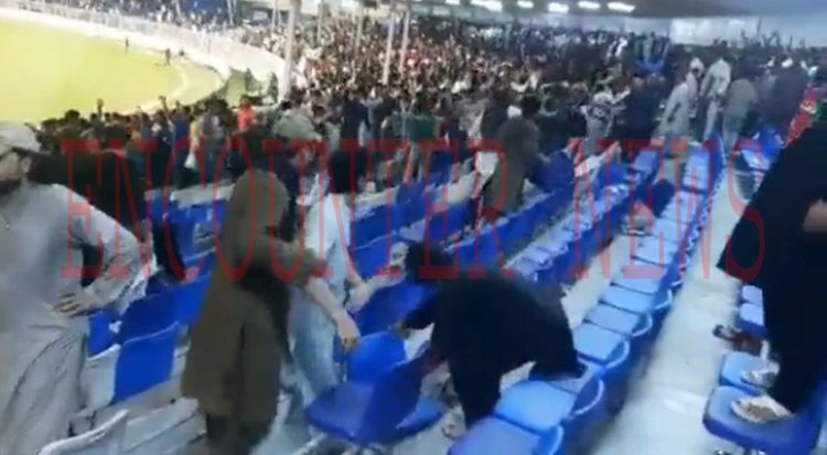 पाकिस्तान और अफ़ग़ानिस्तान के मैच दौरान फैंस ने स्टेडियम में मचाया बवाल, तोड़ी कुर्सियां, देखें वीडियो