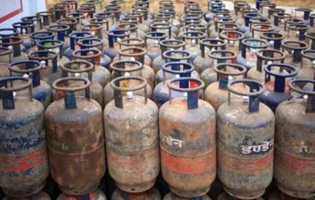 LPG सिलेंडर के दामों में हुई कटौती, जानें नए रेट 
