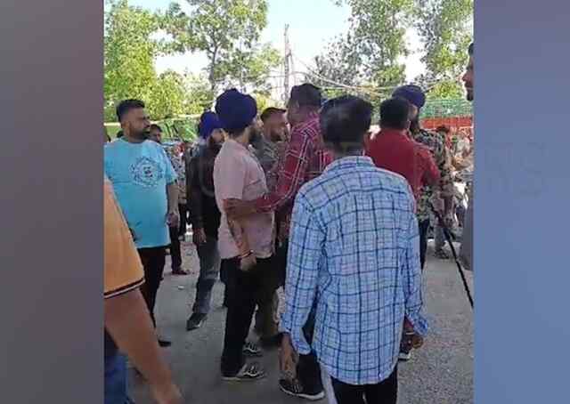 जालंधरः सुबह-सुबह मेन चौंक पर चली तलवारें, देखें वीडियो