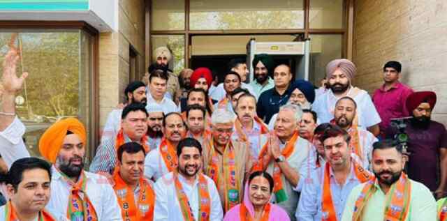 जालंधरः आप को बड़ा झटका, पूर्व पार्षद सहित कई नेता भाजपा में हुए शामिल