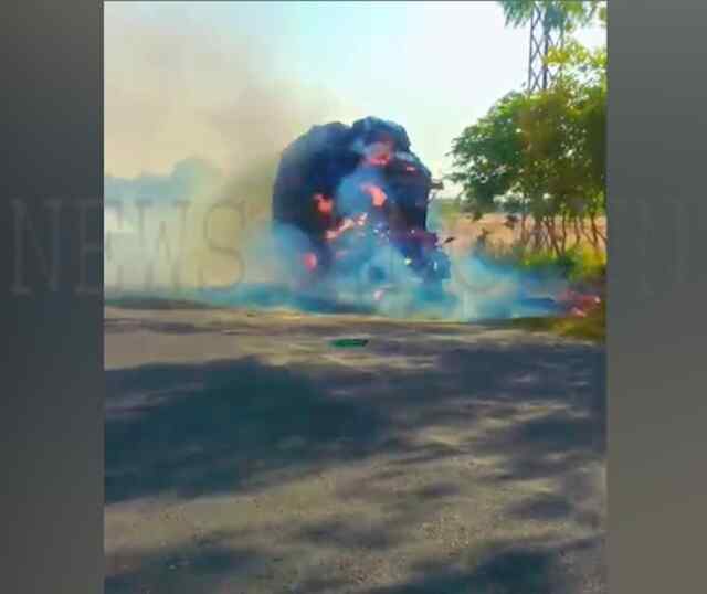 पंजाबः तूड़ी से भरे ट्रक में लगी भीषण आग, देखें वीडियो