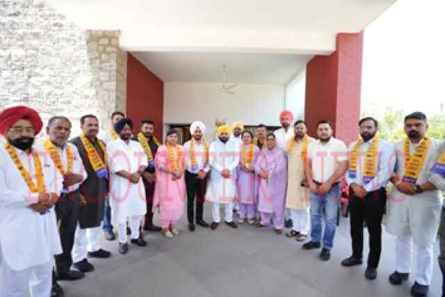 पंजाबः विपक्ष को बड़ा झटका, नगर कौंसिल प्रधान सहित कई पार्षद आप में हुए शामिल