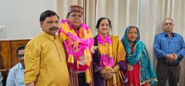 कार्य निरीक्षक अजय पाल सिंह ठाकुर 35 साल की सेवा के बाद हुए सेवानिवृत