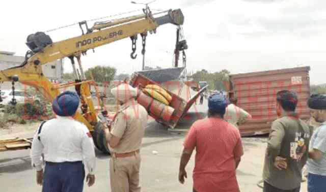 पंजाबः फ्लाई ओवर पर पलटा ट्रक, टला बड़ा हादसा