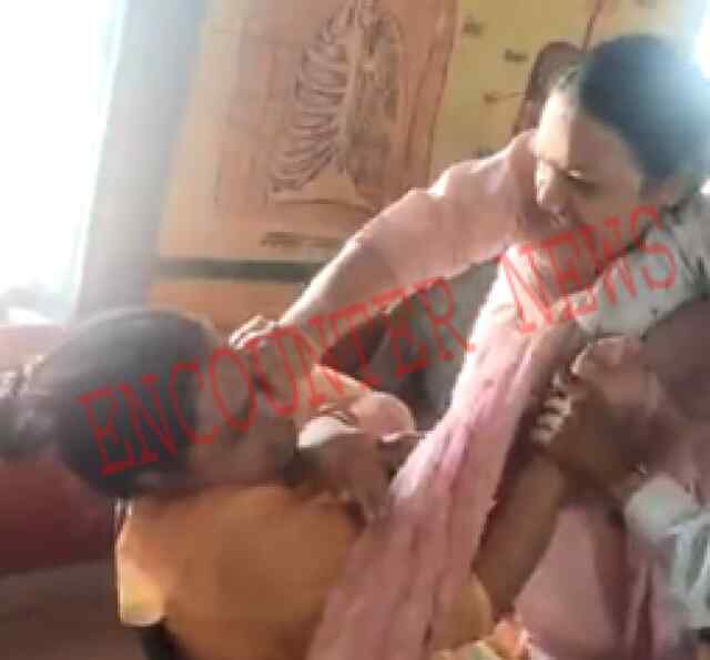 स्कूल लेट पहुंचने पर हुआ हंगामा, महिला प्रिंसिपल और टीचर में हुई हाथापाई, वीडियो वायरल