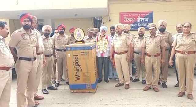 पंजाबः पुलिस कर्मी की रिटायरमेंट ने पूरे थाने को कर दिया भावुक, देखें वीडियो