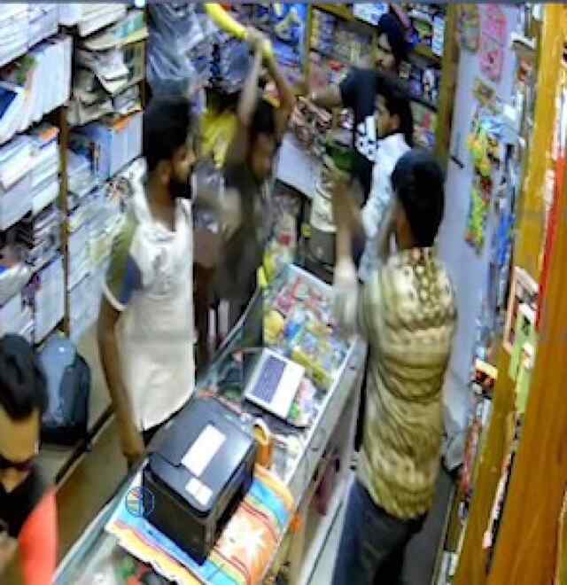 पंजाब :  हमलावरों ने दुकान में घुसकर की मारपीट, देखें cctv  