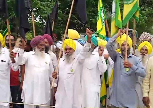 पंजाब: इस इलाके में हंस राज हंस का हुआ विरोध, देखें वीडियो   