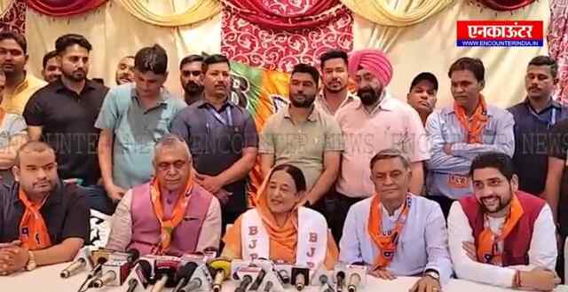 जालंधरः पहली बार मीडिया के सामने आई कर्मजीत चौधरी ने जमकर कांग्रेस पर साधा निशाना, देखें वीडियो