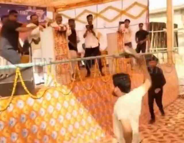 प्रोग्राम में राष्ट्रीय अध्यक्ष पर व्यक्ति ने फेंका जूता, देखें वीडियो