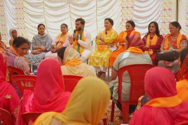 गगरेट:चैतन्य शर्मा निकले डोर टू डोर अभियान पर, सुक्खू सरकार पर जमकर बरसे