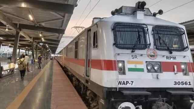 स्टेशन मास्टर को आई नींद, लोको पायलट मारता रहा हाॅर्न, फिर…