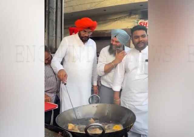 पंजाबः समोसे निकालते नजर आए मंत्री कुलदीप धालीवाल, देखें वीडियो