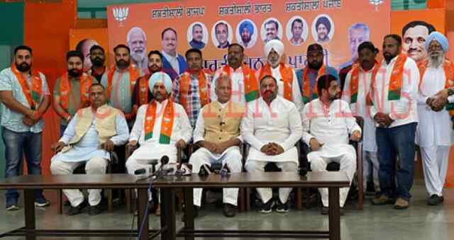 जालंधरः कांग्रेस और आप पार्टी को झटका, राणा गुरजीत का भतीजा, 3 पूर्व पार्षद सहित कई नेता भाजपा में हुए शामिल