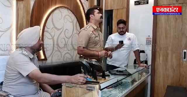 पंजाब :  फिरौती न देने पर ज्वैलर की दुकान पर चली गोलियां, देखे वीडियो 