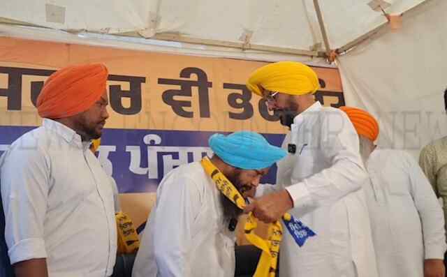 पंजाबः कांग्रेस को झटका, हलका इंचार्ज आप पार्टी में हुआ शामिल, देखें वीडियो