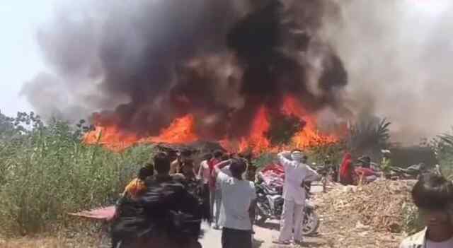 लाल सिंगी में भारी मात्रा में झुग्गियों में आग लगने से मचा हड़कंप, देखें वीडियो