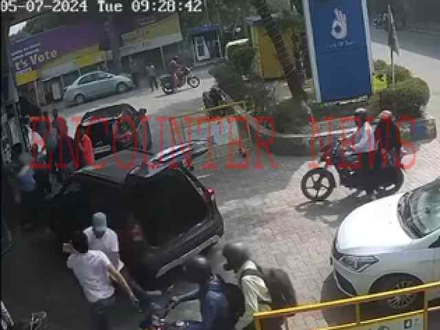 विवादों में घिरा आप विधायक का बेटा, पेट्रोल पंप कर्मचारी से की मारपीट, देखें CCTV