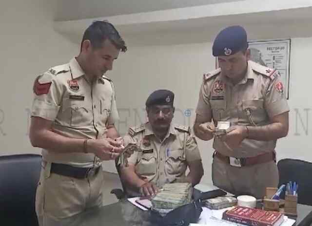 पुलिस ने भारी मात्रा में कैश किया बरामद, देखें वीडियो