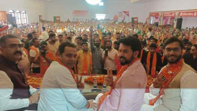 पन्ना प्रमुख सम्मेलन में उमड़ी भीड़ देख अनुराग ठाकुर ने चैतन्य शर्मा की पीठ थपथपाई
