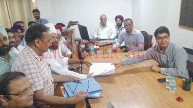 पंजाबः केंद्रीय मंत्री गजेंद्र शेखावत के साथ नामाकंन भरने पहुंचे हंसराज हंस