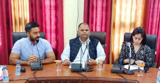 व्यय पर्यवेक्षकों ने जिला अधिकारियों और निगरानी टीमों के साथ की बैठक