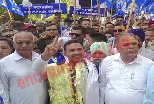 जालंधरः नामाकंन भरने पहुंचे बसपा नेता बलविंदर कुमार, देखें वीडियो