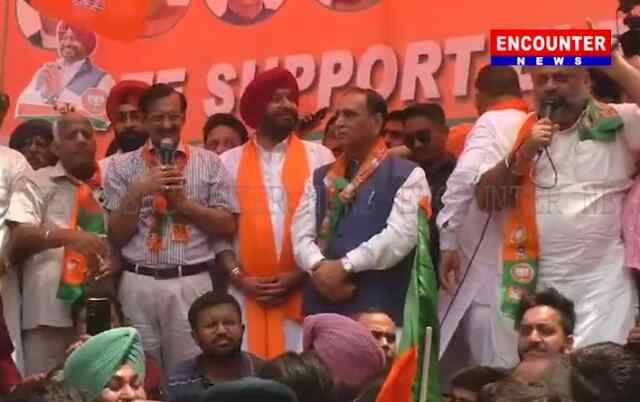 पंजाबः सर्मथकों के साथ डीसी दफ्तर नामाकंन भरने पहुंचने रवनीत बिट्टू का आया बयान, देखें वीडियो