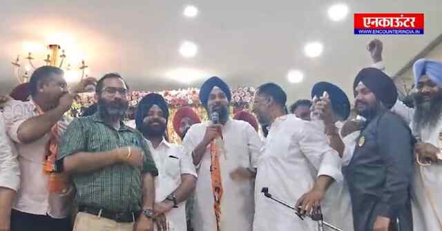 पंजाबः अकाली दल के उम्मीदवार अनिल जोशी के साथ नामाकंन भरने पहुंचे मजीठिया, देखें वीडियो