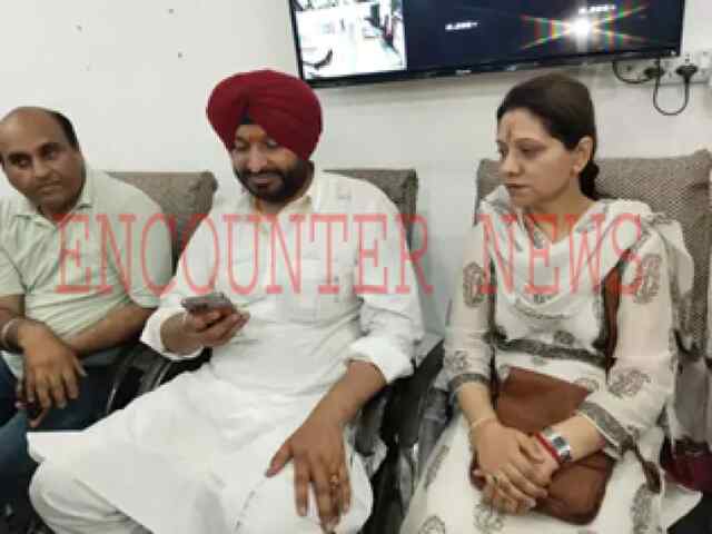 पंजाबः नामांकन को फॉर्म लेकर पत्नी के साथ डेढ़ घंटा इंतजार करते रहे रवनीत बिट्टू, जानें मामला 