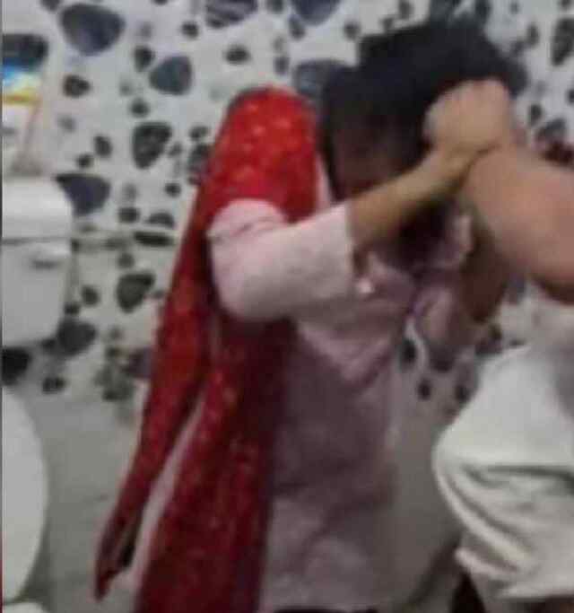 होटल के कमरे में युवकों के साथ पति ने महिला डॉक्टर को किया काबू, देखें वीडियो