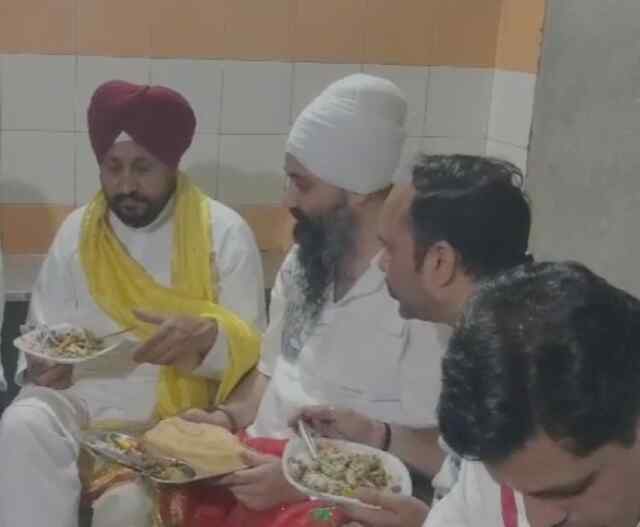जालंधरः वैष्णों भूटरे वाला की दुकान पर चावलों का लुत्फ उठाते नजर आए चन्नी, शैरी चड्ढा और बेरी, देखें वीडियो
