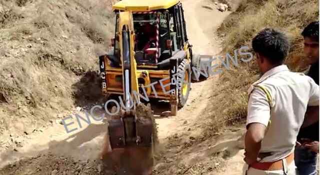खनन माफिया ने फॉरेस्ट विभाग की टीम पर किया हमला, JCB और ट्रैक्टर लेकर हुए फरार