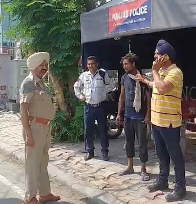 पंजाब : ICICI बैंक के गोदाम में घुसा व्यक्ति, जांच में जुटी पुलिस, देखें वीडियो