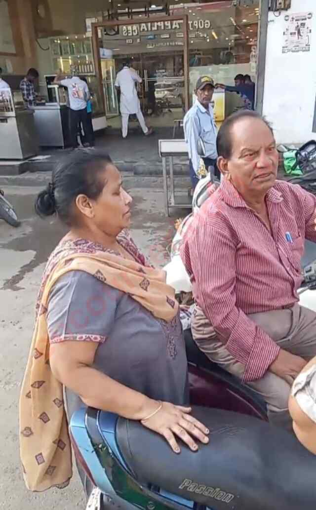 जालंधर: इस चौंक पर बुजुर्ग महिला से हुई स्नैचिंग, देखे Live