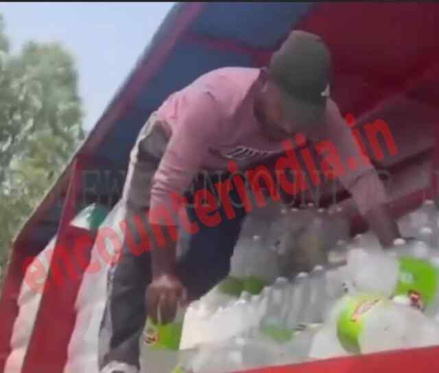 जब गाड़ी से सड़क पर बिखरी Limca की बोतलें, देखें वीडियो 