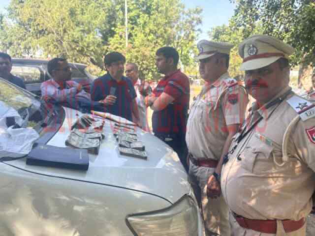 जालंधरः गाड़ी से 8 लाख रुपए बरामद, जांच में जुटी पुलिस, देखें वीडियो