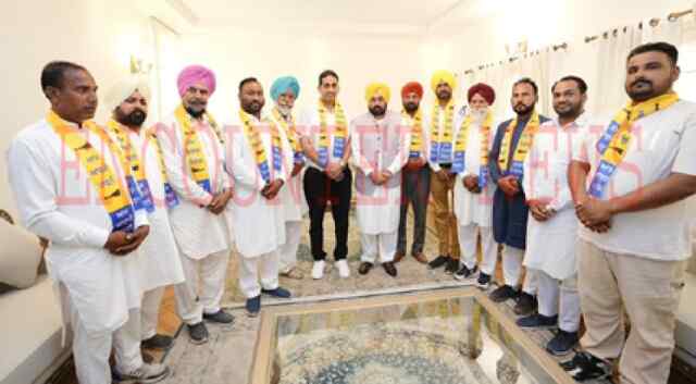 पंजाबः कांग्रेस-अकाली दल को झटका, नगर कौसिंल के प्रधान कई पार्षदों सहित आप पार्टी में हुए शामिल
