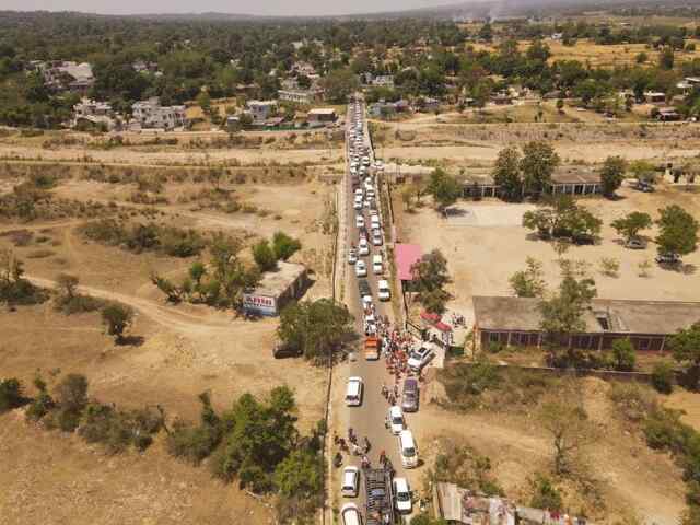 चैतन्य शर्मा के नामांकन में उमड़ी भीड़ से अनुराग ठाकुर गदगद  गदगद 