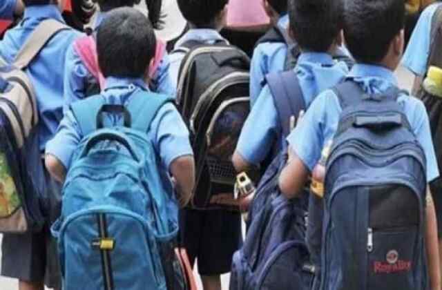 स्कूल पहुंचे बच्चे के माता-पिता, हालत देख उड़े होश