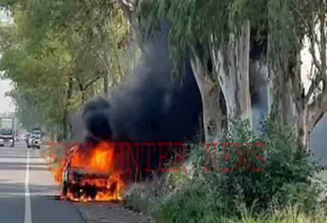 पंजाबः चलती कार में अचानक लगी आग, 50 हजार की नगदी सहित लैपटॉप जलकर राख
