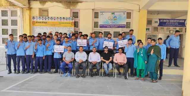 स्वीप के तहत आईटीआई बंगाणा में हस्ताक्षर अभियान