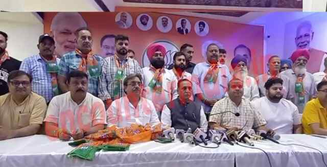 जालंधरः भाजपा ने कांग्रेस और विपक्ष पार्टियों को दिया झटका, कई नेता पार्टी में हुए शामिल, देखें Live