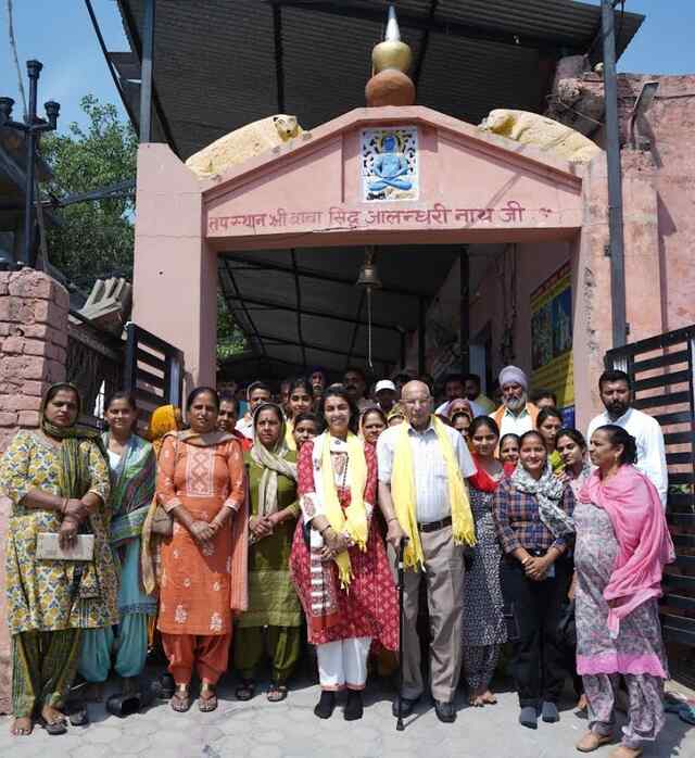 उपमुख्यमंत्री की बेटी आस्था ने रायजादा के पक्ष में किया प्रचार,बेटी का हौंसला बढ़ाने साथ रहे मुकेश