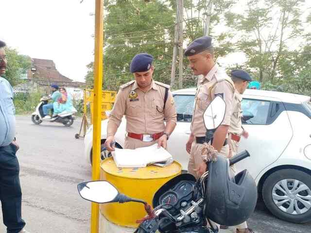 पुलिस ने काटे 197 चालान, करीब 50 हजार जुर्माना वसूला